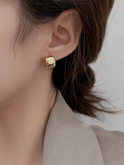 TRENDY GOLD EAR STUDS / CHUNKY HOOPS