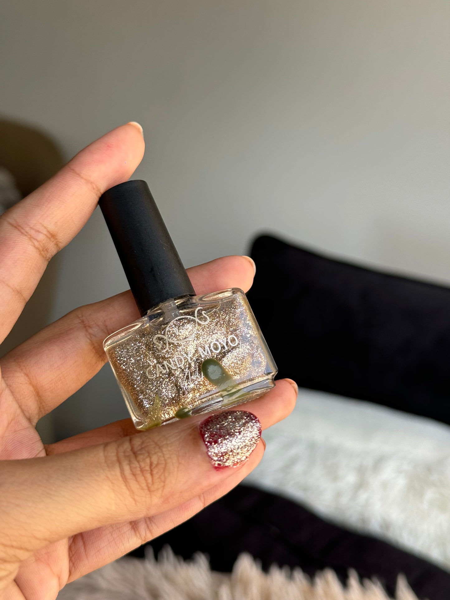GOLDEN GLITTER NAIL COLOR / NAIL POLISH