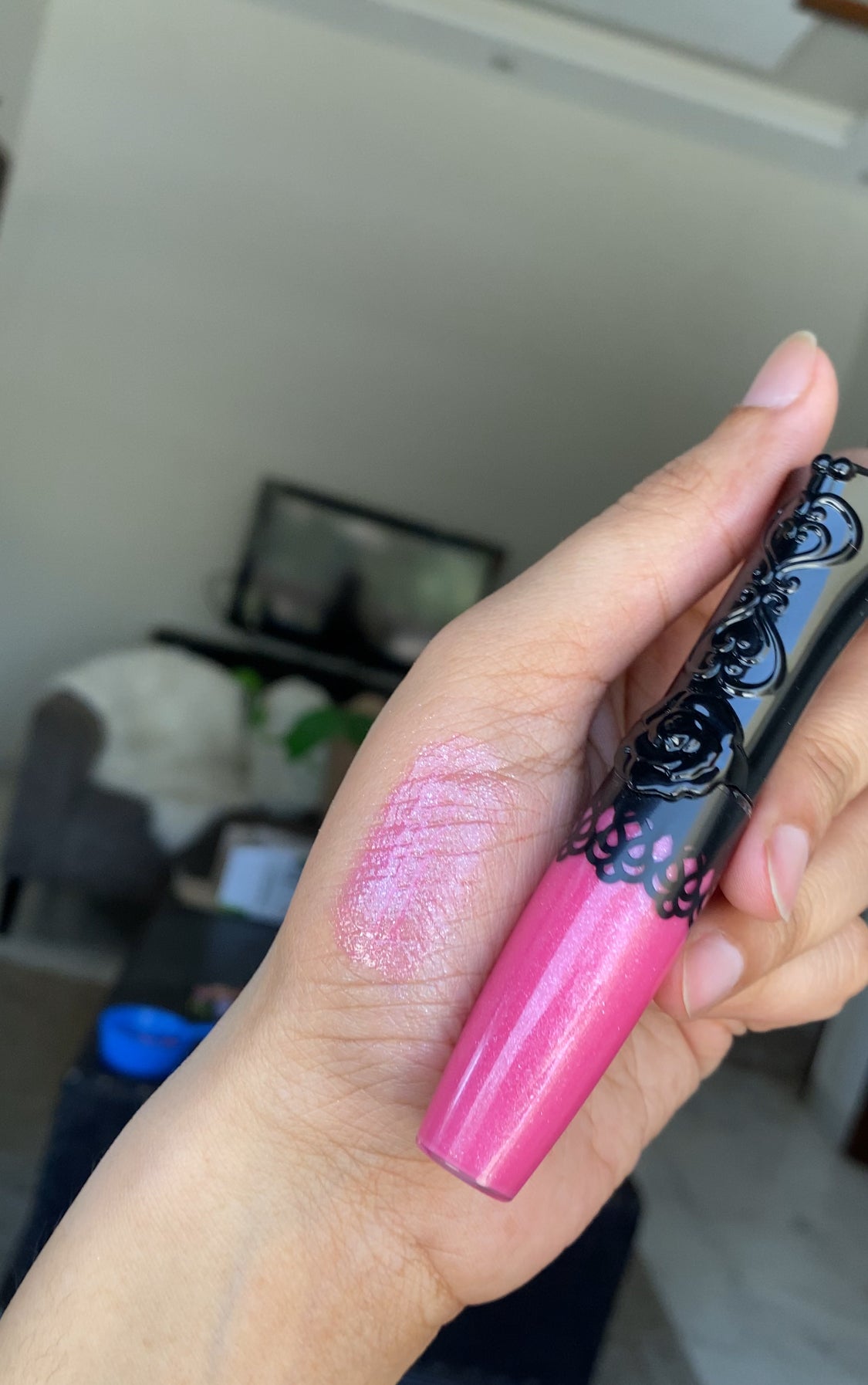 305 ANNA SUI PINK LIPGLOSS