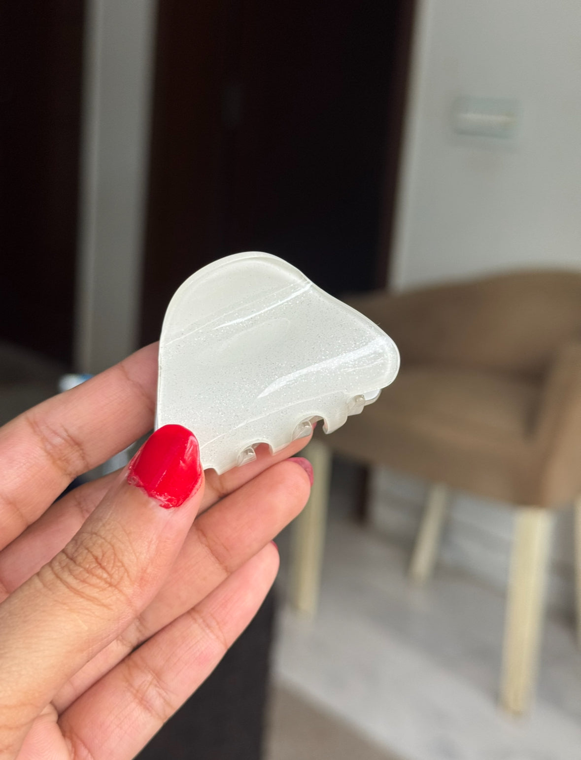 B111 SHINY WHITE HAIR CLAW