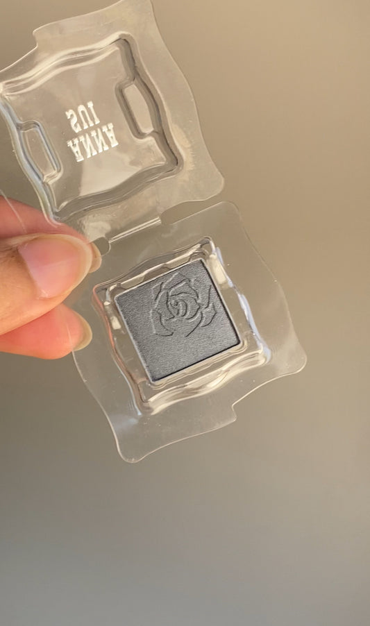 002 ANNA SUI GREY SINGLE EYESHADOW