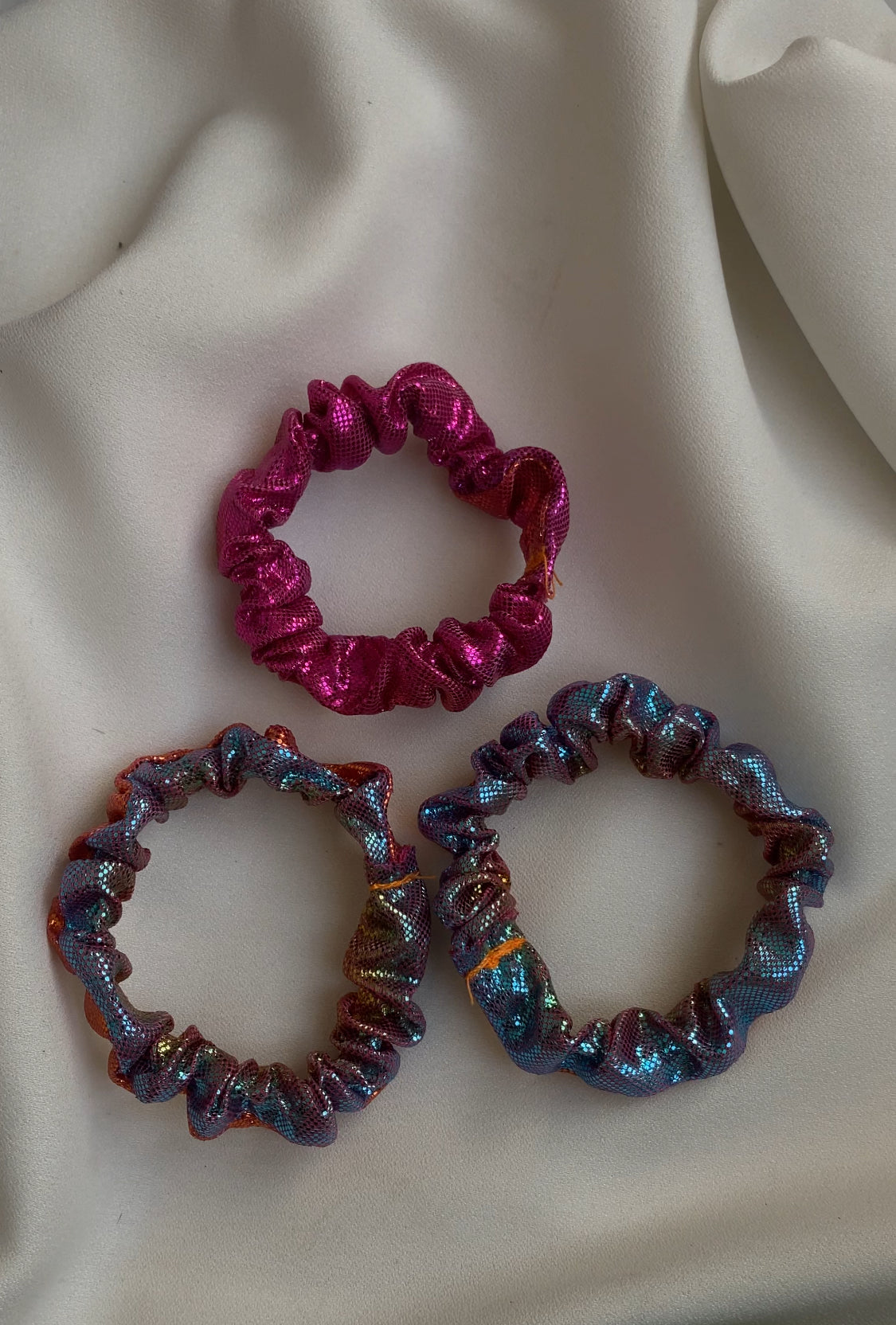 D SHINY SCRUNCHIES