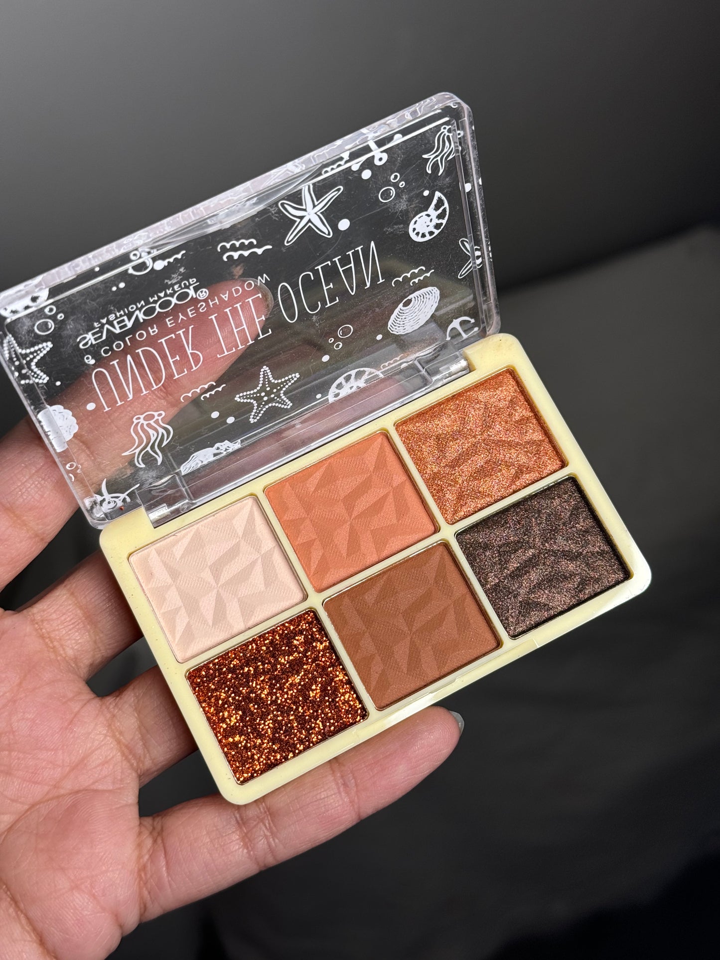 YELLOW UNDER THE OCEAN EYESHADOW PALETTE