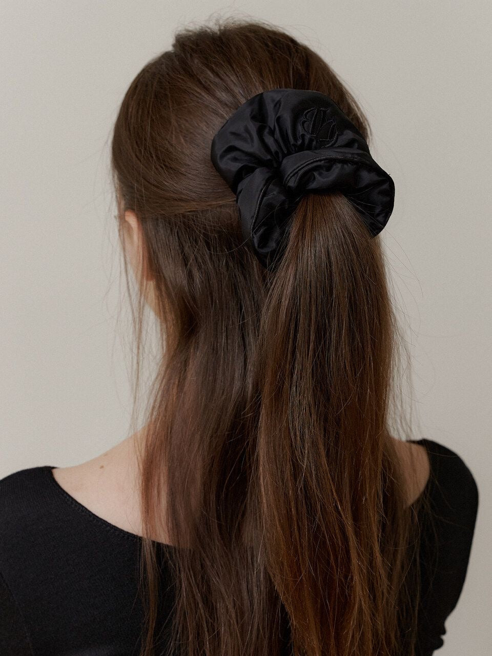 BLACK SILK SCRUNCHIE