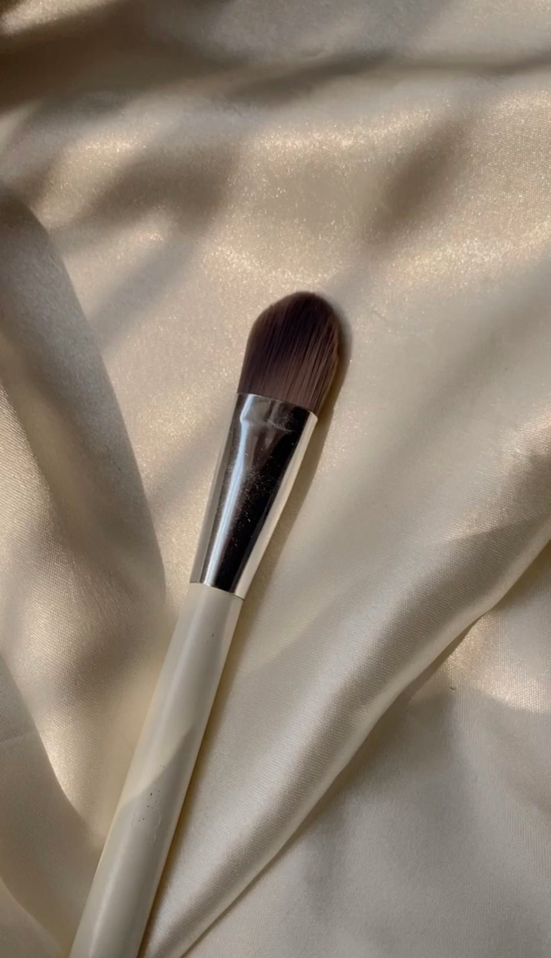 FOUNDATION/ MASK APPLYING BRUSH