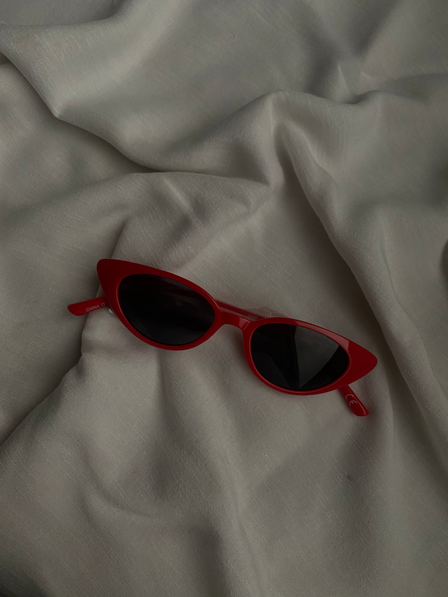 PLAIN CAT EYED RED SHADES