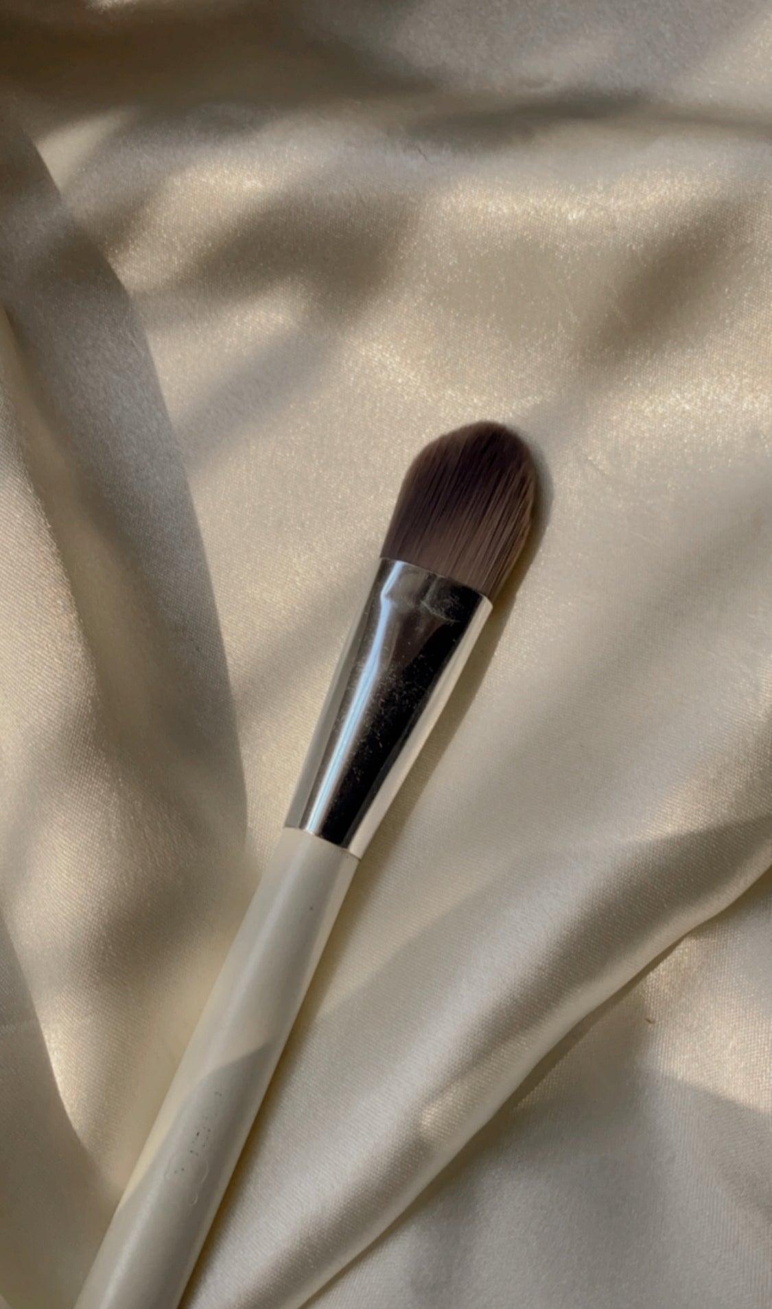 FOUNDATION/ MASK APPLYING BRUSH