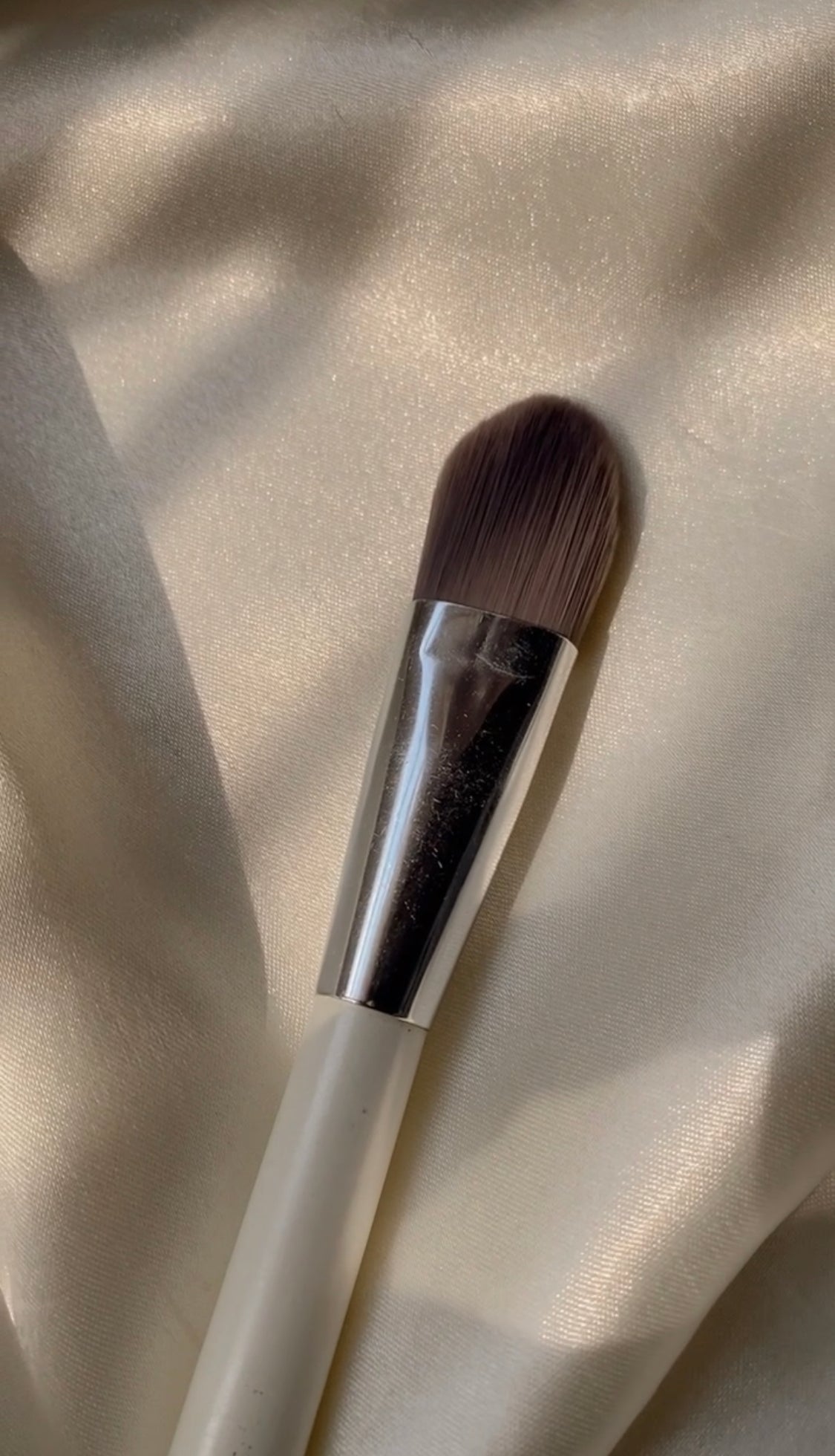 FOUNDATION/ MASK APPLYING BRUSH