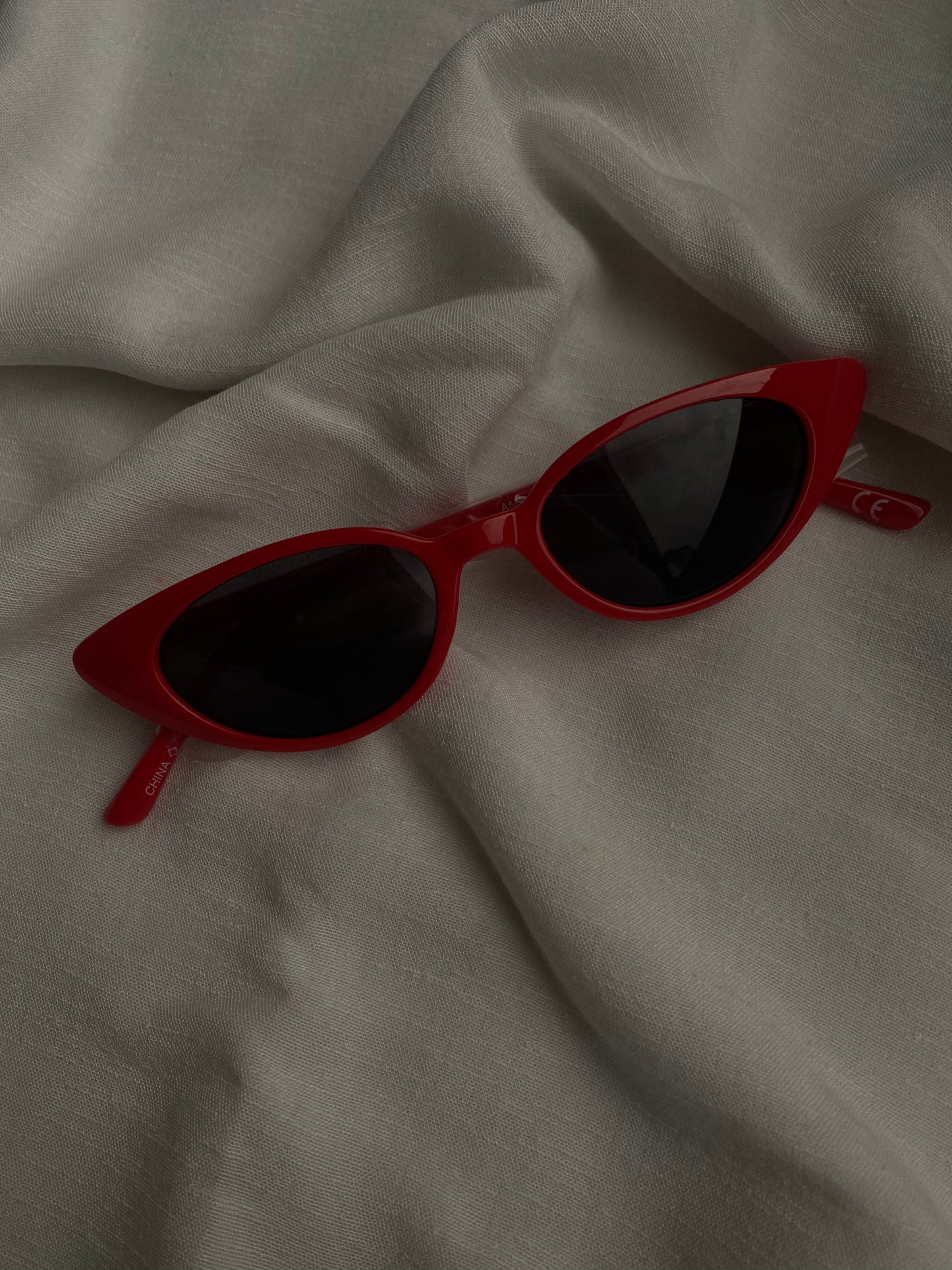 PLAIN CAT EYED RED SHADES