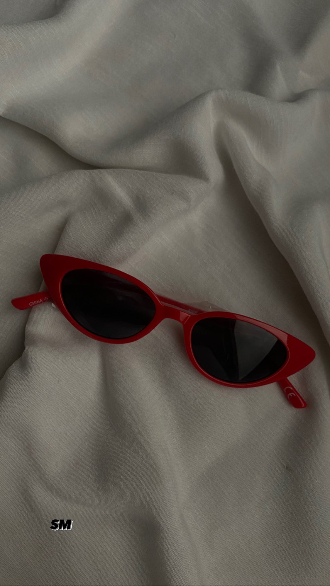 PLAIN CAT EYED RED SHADES