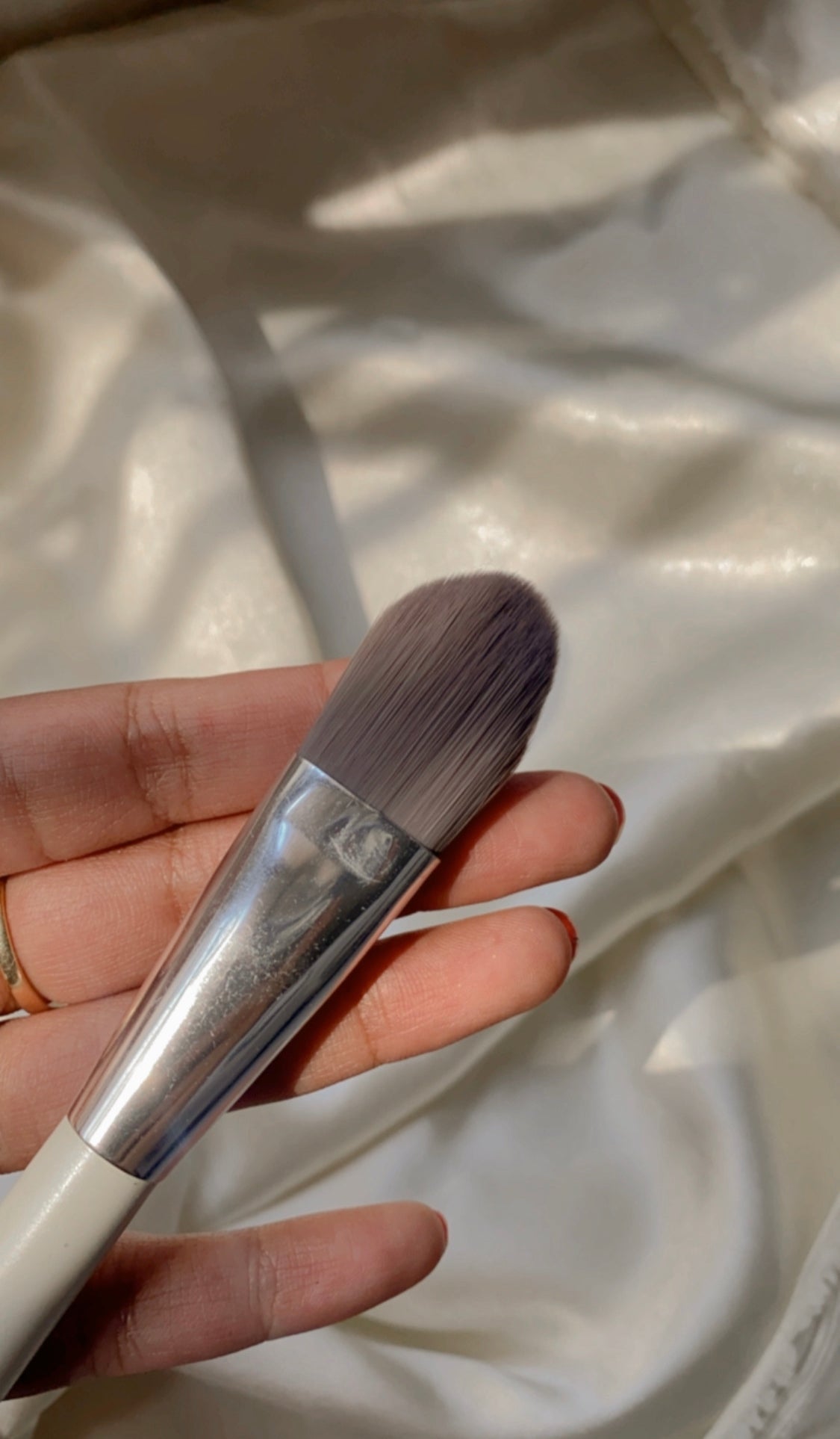 FOUNDATION/ MASK APPLYING BRUSH