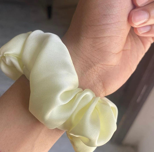 OFF WHITE SILK SCRUNCHIE IN SMALL SIZE