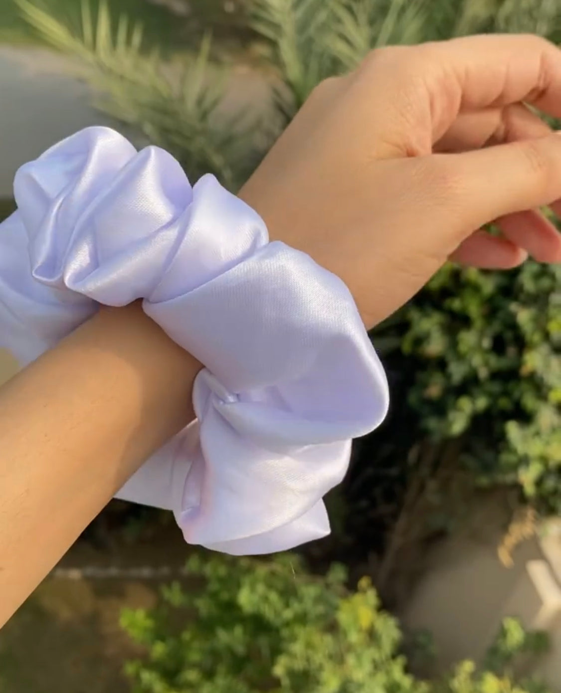 WHITE SILK SCRUNCHIE