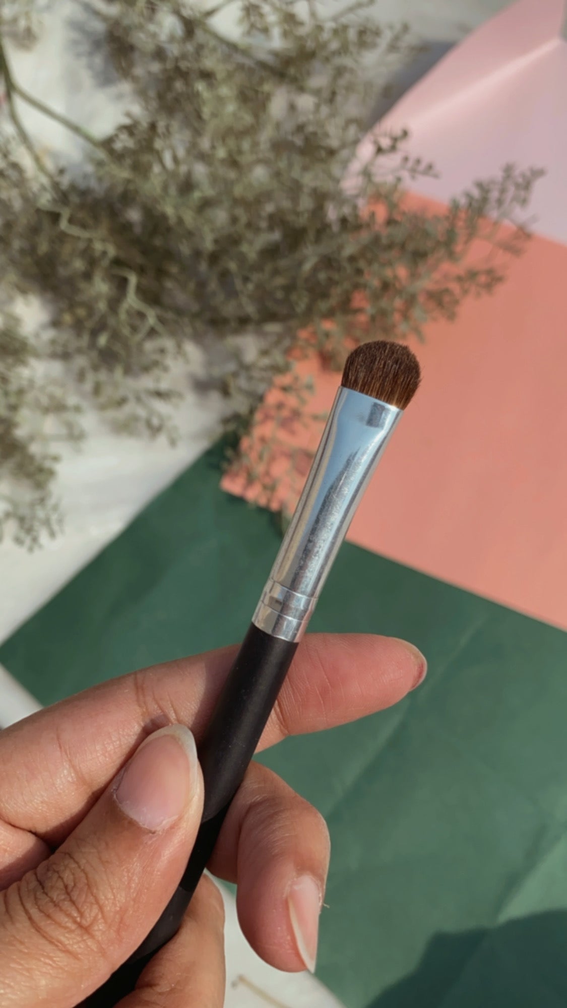 EYESHADOW APPLYING BRUSH